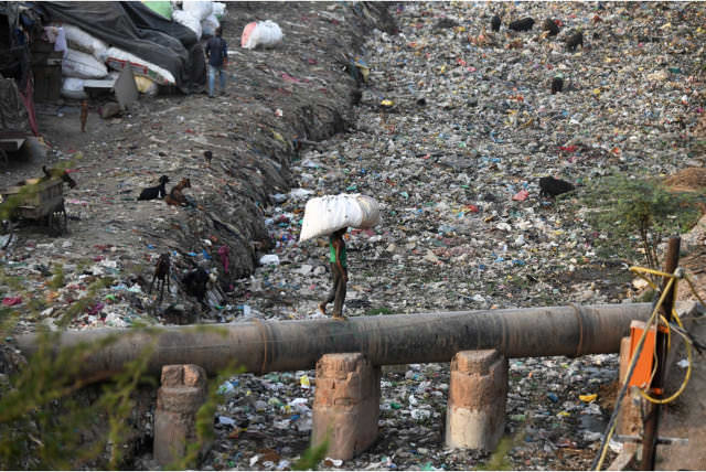 A canal full of garbage in India. Photo: Dominique Faget / AFP