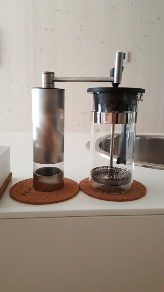 A coffee grinder and a plastic-free coffee maker in a sustainable hotel.
