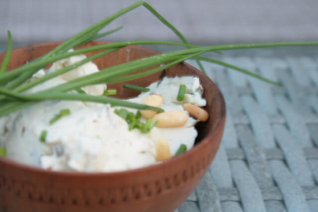 Wooden dip bowls in various sizes are all-rounders on every party. Seas & Straws