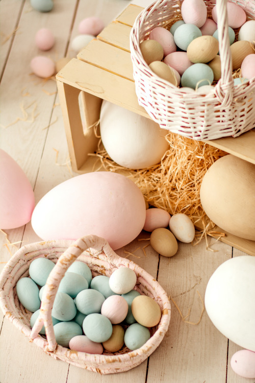 Use real eggs and natural materials to plan your Easter egg hunt.