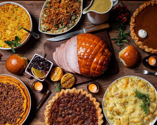 Thanksgiving is all about food. This year, make the feast plastic-free as well.