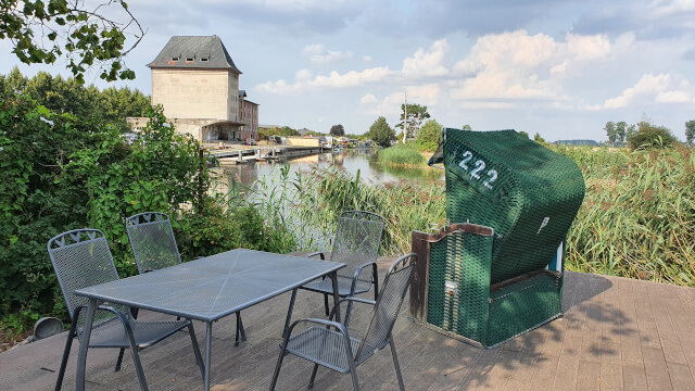 Platform overlooking the river. Perfect for breakfast or a romantic dinner. Photo: ©Seas & Straws