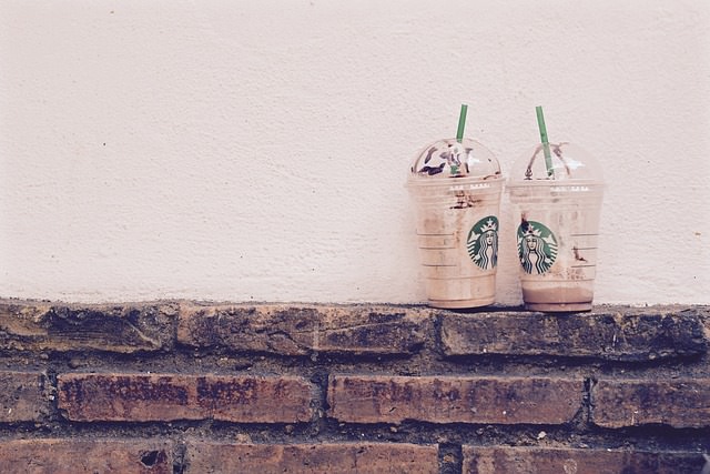 Starbucks bans plastic straws