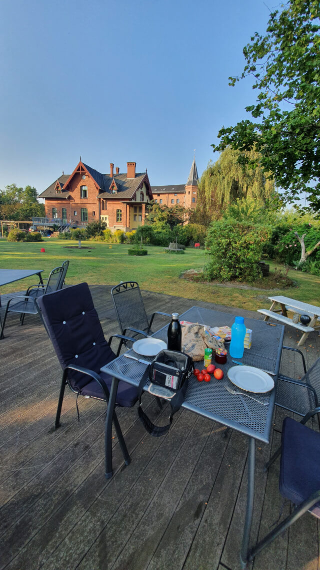 Outdoor breakfast. Photo: ©Seas & Straws