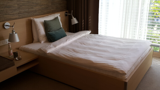 The wooden bed with organic bedding - Soulmade hotel. Photo: Seas & Straws
