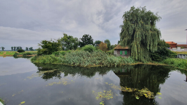 View on the summer house. Photo: ©Seas & Straws