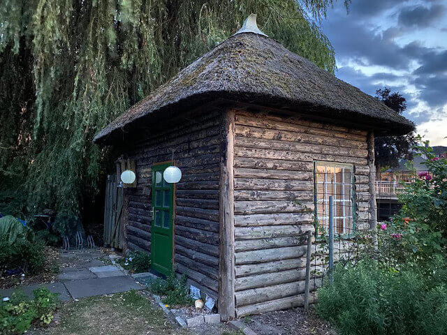 Wooden walls, thatched roof - our tiny house. Photo: ©Seas & Straws