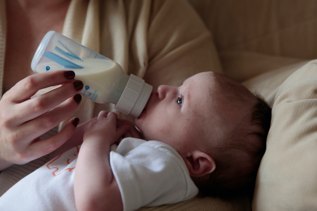 Plastic baby bottles contain millions of plastic particles.